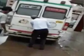 救护车门打不开还不让砸窗 父母眼睁睁看着孩子被困车内死亡视频封面