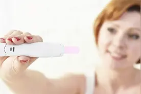 女人最晚多大年纪能生孩子？过了这个年纪，不生比较好！视频封面