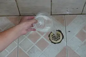 卫生间地漏臭气熏天？教你简单一招，轻松解决卫生间这一难题视频封面
