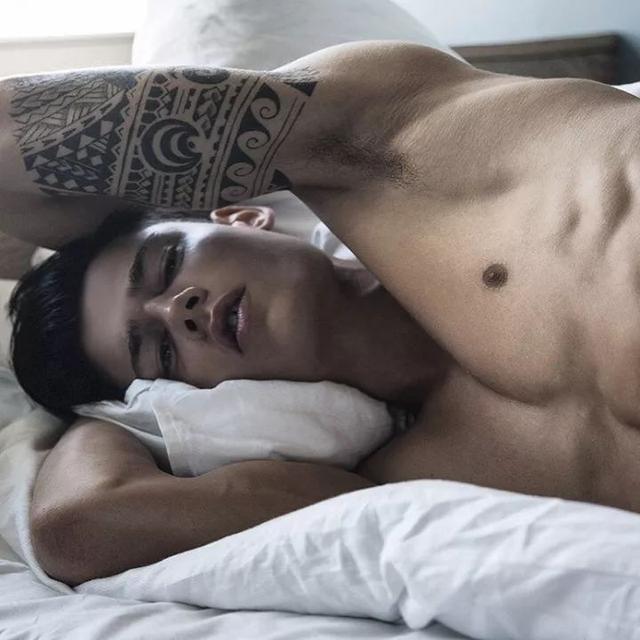 给男模涂身体乳抹油的工作人员