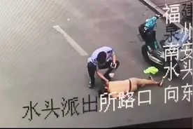 外卖小哥累晕街头 过路民警将其扶起并送上早餐视频封面