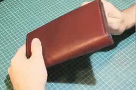 皮具教程｜教你制作一个多功能多口袋的一个黑褐色的手拿包