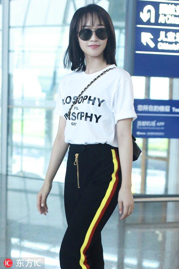 蓝盈莹双腿并拢中间还有间隙，这双美腿简直如筷子般纤细