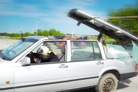 老外爆改汽车，把硬顶改成敞篷，网友：真是暴力改造啊！视频封面