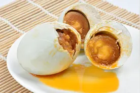 冒油的咸鸭蛋简单几步就能做出，配方和冒油的诀窍请仔细看好