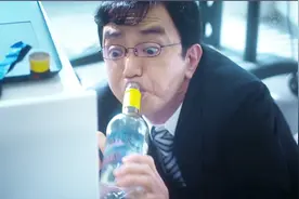 全国民众几乎疯狂的购买“幸福水”，但却不知这些只是自来水！视频封面