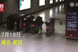 熊孩子地铁玩起“躲猫猫”，工作人员盯梢盯得累趴下……图片