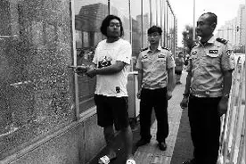 两男子为求刺激半夜打碎北京20多扇地铁玻璃 已刑拘图片