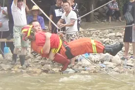 北京密云暴雨冲垮河道 消防人员上演“索道飞渡”救援