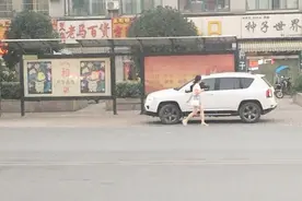 公交车站到底能不能停私家车？明白这个开车不会被扣分！视频封面