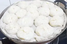 农村妈妈教你用饺子皮包包子，不用擀面，不用和水，个个松软多汁视频封面