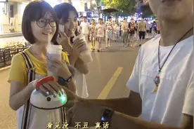 小伙用电击测谎仪恶搞路人，实在是太搞笑了视频封面