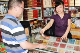 越南游客在中国买香烟，65元人民币一包的软中华直呼真不贵视频封面