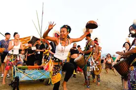 东海沙滩万人狂欢 东海电音节演绎电音“诺曼底登陆”图片