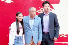 奥运冠军李宁携儿女亮相成龙电影周闭幕红毯 引观众欢呼视频封面