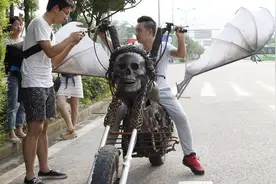 小伙为啥给摩托车装“翅膀”还在公路上狂飙，路过司机停车观看视频封面
