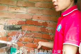 井里的水泵抽不上水，农村小伙放点泥巴就解决 这是啥原理？视频封面