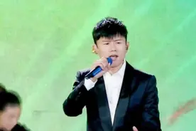 张杰亮相成龙电影周 献唱《最美的太阳》致敬华语动作电影视频封面