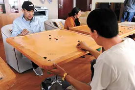 无需球杆，仅凭指尖就能玩转的藏式“斯诺克”图片