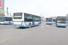 长沙一公交进站 7岁女童瞬间被撞身亡视频封面