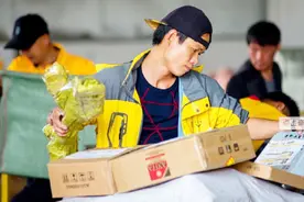 快递小哥一天送200件快递，每件1.1元提成，月底看到工资条傻了眼视频封面