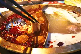 夏天吃重庆火锅太过瘾，超级麻辣鸳鸯锅，辣的两个美女大呼受不了视频封面