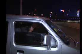 涉嫌多项违法，女司机看见交警急刹车掉头，她女儿还睡在后车座上图片