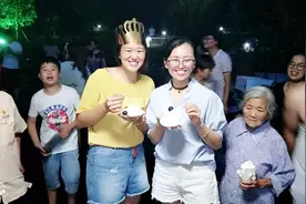 美国女孩兰兰找到亲生父母 回老家过生日堪比烟花大会视频封面