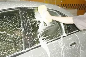 用清水洗车，隔天就脏兮兮？使用这个小绝招，车身锃亮一月不沾灰视频封面