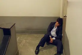 这个大叔好搞笑，喝醉酒还尿裤子，刚起来走两步，又倒了