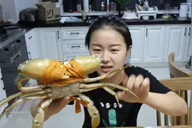 花了一百多元买了一只正宗三门青蟹，一斤多重，两个人分着吃视频封面