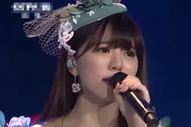 藏族女歌手阿兰翻唱《羞答答的玫瑰静悄悄地开》，好听极了视频封面
