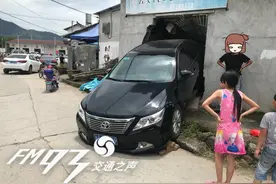温州女司机一脚踩错，车子撞墙穿屋而过图片
