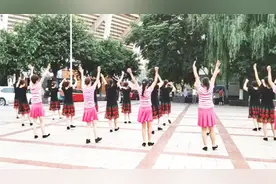大爷大妈跳《广场舞》太整齐了，32步一看就会