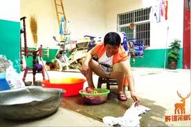 婆婆用洗衣粉给儿媳洗衣服，儿媳看到后出事了！她的衣服要这样洗