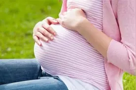 孕期肚子左边和右边不一样？一边高一边低？是什么原因？