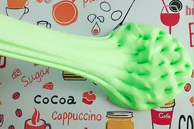 你玩过缩小胶吗？巧巧手工无硼砂DIY缩小胶奶油泥，越捏越好玩喔视频封面