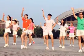 内黄公园 一群美女舞动青春《老美了》喜欢的转走