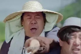村里的小伙子还怕鸡？瞧这被鸡吓的满地乱跑，他爸都嫌他丢人视频封面