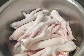 2个猪蹄，1把鸡爪，这样做酱猪蹄，越嚼越香，一盘根本不够吃