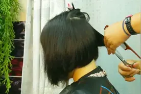 一把剪刀一把尖尾梳、阿姨为小姐姐剪发就是这么任性，短发美呆了视频封面