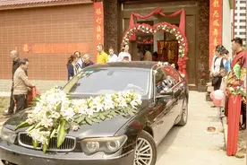 河南农村婚礼，豪华车队终于到家了，忽然两个人把住了车门！视频封面