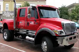 自重6吨“巨兽”皮卡！V8发动机扭矩1166不输卡车，驾驶室在三楼视频封面