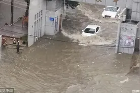 广西南宁遭遇暴雨侵袭 开启汽车“游泳”模式图片