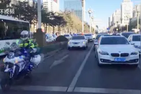 15天新生儿病危！交警160码车速接力送至医院 家属2次跪地感谢视频封面