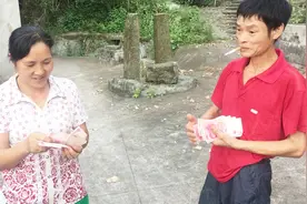 四川泸州：农村两口子卖5头毛猪，明明亏本还笑得那么高兴