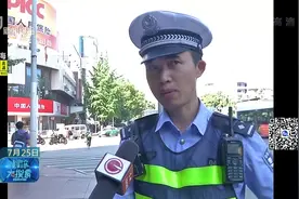 7岁男孩“驾驶”电动车上路！结果起步就撞了，还不得“赖”家长视频封面