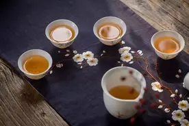 夏天，有蝉鸣，有流萤，还有一碗玛瑙色，梅花香的九曲红梅图片