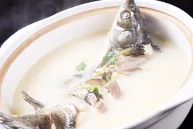 炖鱼是先放盐还是后放盐？很多人都做错了，难怪炖不出奶白色视频封面