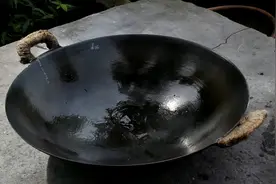 大厨揭秘生铁锅变成不粘锅的开锅技巧，只需3步，好用还不生锈视频封面